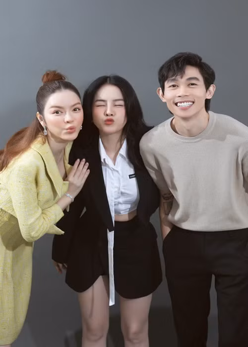 Chia sẻ với Lý Nhã Kỳ về ấn tượng đầu tiên về Hồng Thanh, “hoa hậu DJ” cho hay: “Anh ấy không phải là gu tôi. Khi quay phim, ảnh còn hay giỡn nữa, mà tôi không thích đàn ông hay giỡn nhây. Chúng tôi lệch pha kinh khủng. Đến khi cả hai nắm tay quay chung một bài hát thì lúc đó mới cảm thấy xao xuyến. Anh ấy cũng thường mua đồ ăn sang nhà tôi đưa, chở đi biển chơi… Nhưng đến khoảng hơn 1 tháng tôi mới đồng ý làm bạn gái ảnh”.