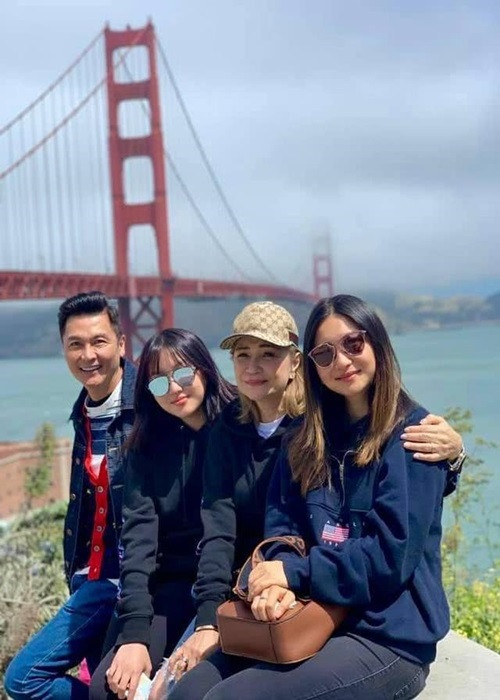 Năm 1983, Quan Lễ Kiệt gặp Trương An Na, một tiếp viên hàng không. Cả hai hẹn hò trong 7 năm trước khi kết hôn. Hiện tại, cặp đôi có hai cô con gái chung. Ảnh: Phunuonline