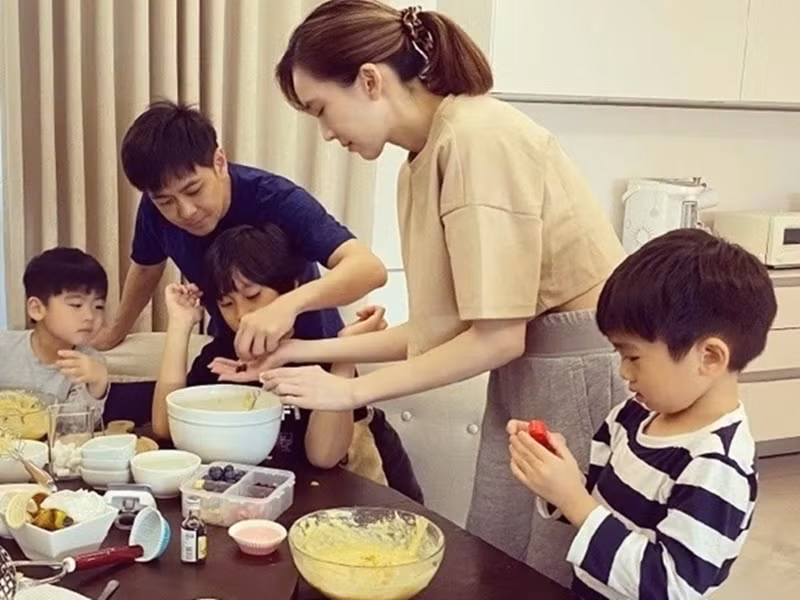 Lâm Chí Dĩnh kết hôn với người mẫu Trần Nhược Nghi. Cặp đôi gặp nhau năm 2004, đăng ký kết hôn năm 2010, đến năm 2013 thì tổ chức đám cưới. Vợ chồng “Đoàn Dự” có ba 3 con trai chung. Ảnh: Người đưa tin