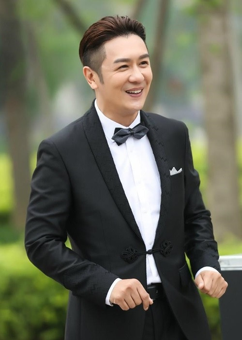 Tên tuổi của Trần Hạo Dân không còn hot, thậm chí bị chê hết thời. Nếu như ngày nổi tiếng, anh có thể chọn dự án tốt, hiện tại, vì áp lực kiếm tiền nuôi gia đình, anh liên tục đóng các phim "mì ăn liền", bị ném đá vì chất lượng thấp. Ảnh: Zing