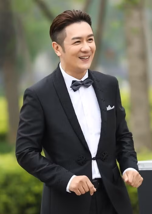 Tên tuổi của Trần Hạo Dân không còn hot, thậm chí bị chê hết thời. Nếu như ngày nổi tiếng, anh có thể chọn dự án tốt, hiện tại, vì áp lực kiếm tiền nuôi gia đình, anh liên tục đóng các phim "mì ăn liền", bị ném đá vì chất lượng thấp. Ảnh: Zing