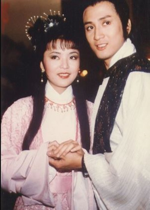 Thang Trấn Nghiệp đóng Đoàn Dự trong phiên bản “Thiên long bát bộ” năm 1982. Hiện tại, anh không còn tham gia đóng phim mà chủ yếu kiếm tiền nhờ ca hát và tham gia quảng cáo cho các nhãn hàng tiêu dùng bình dân. Ảnh: Zing