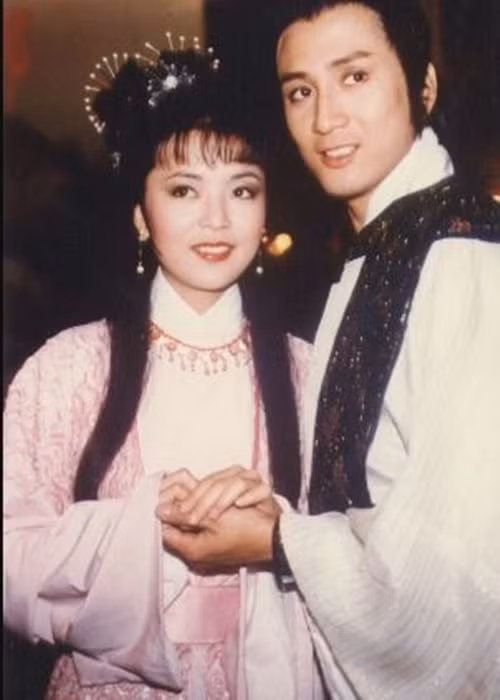 Thang Trấn Nghiệp đóng Đoàn Dự trong phiên bản “Thiên long bát bộ” năm 1982. Hiện tại, anh không còn tham gia đóng phim mà chủ yếu kiếm tiền nhờ ca hát và tham gia quảng cáo cho các nhãn hàng tiêu dùng bình dân. Ảnh: Zing