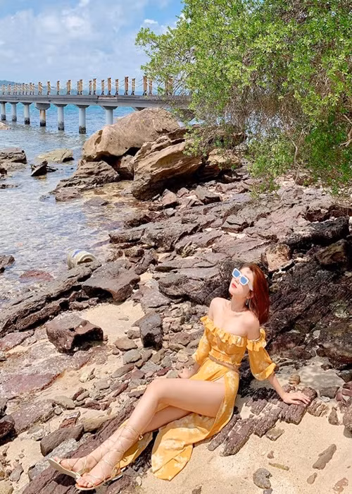 Nữ diễn viên sinh năm 1991 sở hữu vóc dáng gợi cảm với chiều cao 1m7, số đo ba vòng 90 - 60 - 95cm.