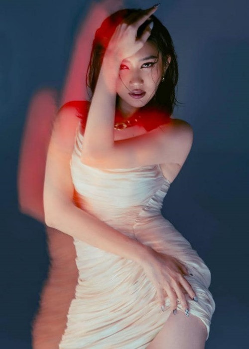 Thúy Ngân trẻ trung, xinh đẹp, nổi tiếng, nhiều người nghĩ cô từng yêu nhiều và được nhiều đại gia "săn đón".