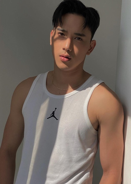 Á vương của cuộc thi Nam vương toàn cầu 2017 đi khám sức khỏe ngay sau khi hoàn thành cảnh quay. Kết quả, cơ thể anh không gặp vấn đề gì nghiêm trọng. Hiện tại, nam người mẫu giữ được phong độ với body 6 múi. Ảnh: FBNV