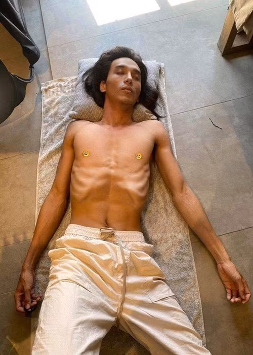 Tháng 3/2021, Thuận Nguyễn lộ hình ảnh gầy trơ xương. Vào thời điểm đó, anh gửi lời xin lỗi đến khán giả bởi hình ảnh chưa đẹp mắt đồng thời khẳng định đủ sức khỏe để làm việc. Ảnh: Dân Việt