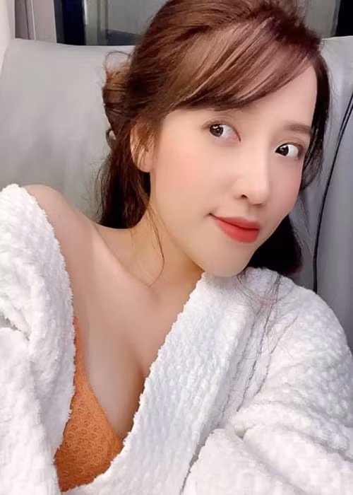 Năm 2020, mỹ nhân làng hài phủ nhận tin đồn tình cảm với Gin Tuấn Kiệt. “Tôi và Gin tham gia game show, đi diễn chung nhiều nên mọi người hay đồn hai đứa yêu nhau. Trêu nhiều, giờ tôi cũng thấy ngại khi gặp Gin. Không biết người ta đã có bạn gái chưa mà lại đi đồn vậy, ảnh hưởng lắm”, cô chia sẻ trên Zing.