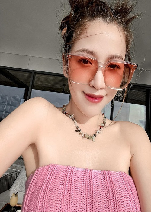 Nữ diễn viên tôn được lợi thế hình thể nhờ khéo lựa chọn trang phục.