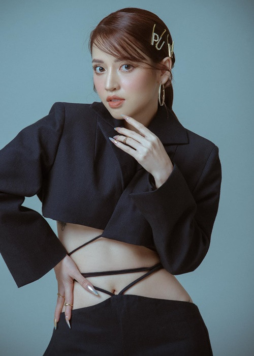 Puka khoe vòng eo không chút mỡ thừa với váy áo hở eo.