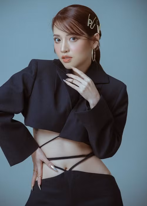 Puka khoe vòng eo không chút mỡ thừa với váy áo hở eo.