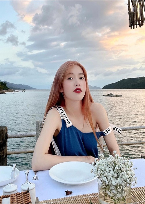 Người đẹp đến từ Đồng Tháp chia sẻ, có những lúc cô cảm thấy cơ thể mình béo lên thì việc di chuyển trên sân khấu cũng khó khăn hơn, khả năng phản xạ, tương tác với bạn diễn kém đi. Vì thế, nữ diễn viên luôn cố gắng duy trì cân nặng ổn định.