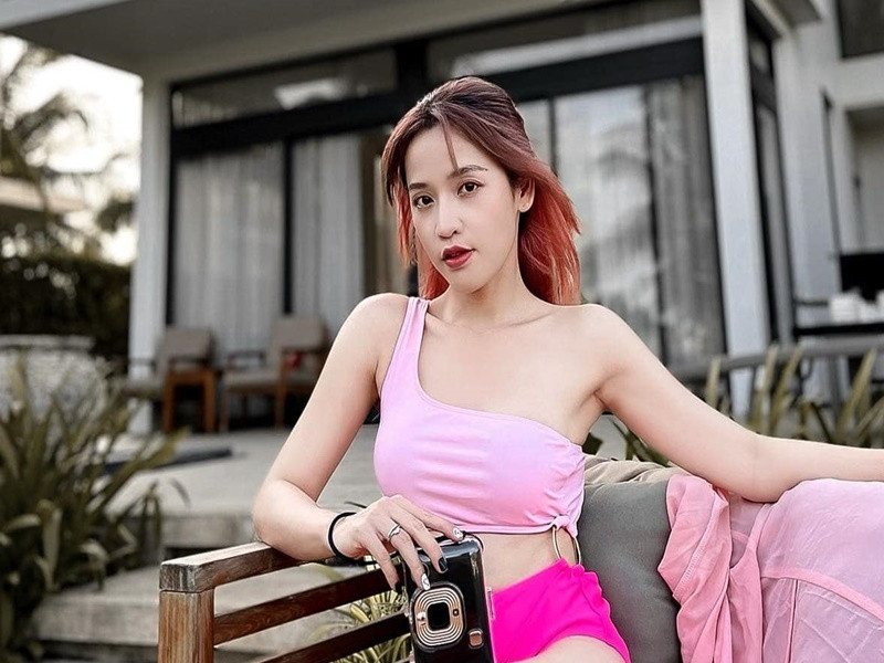 Nữ diễn viên chăm đăng ảnh mặc áo tắm.