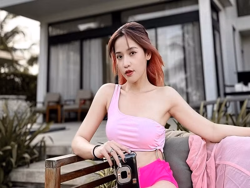 Nữ diễn viên chăm đăng ảnh mặc áo tắm.