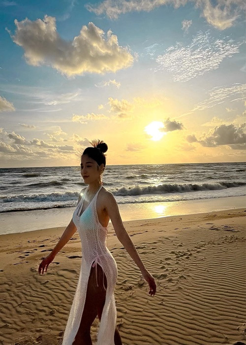 Puka diện áo tắm hai mảnh kết hợp với áo choàng lưới.