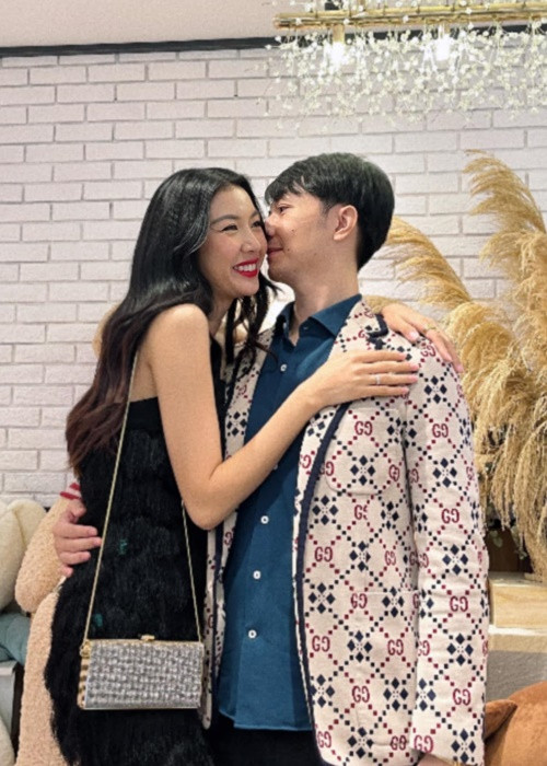 Tin đồn Á hậu Thúy Vân "cạch mặt" cuộc thi Hoa hậu Hoàn vũ Việt Nam dấy lên từ lâu. Tin đồn xuất phát từ việc không cập nhật danh hiệu Á hậu 2 Hoa hậu Hoàn vũ Việt Nam 2019 mà chỉ để danh hiệu Á hậu 3 Hoa hậu Quốc tế 2015 trên trang cá nhân Instagram.