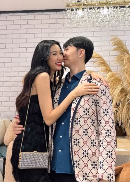 Tin đồn Á hậu Thúy Vân "cạch mặt" cuộc thi Hoa hậu Hoàn vũ Việt Nam dấy lên từ lâu. Tin đồn xuất phát từ việc không cập nhật danh hiệu Á hậu 2 Hoa hậu Hoàn vũ Việt Nam 2019 mà chỉ để danh hiệu Á hậu 3 Hoa hậu Quốc tế 2015 trên trang cá nhân Instagram.