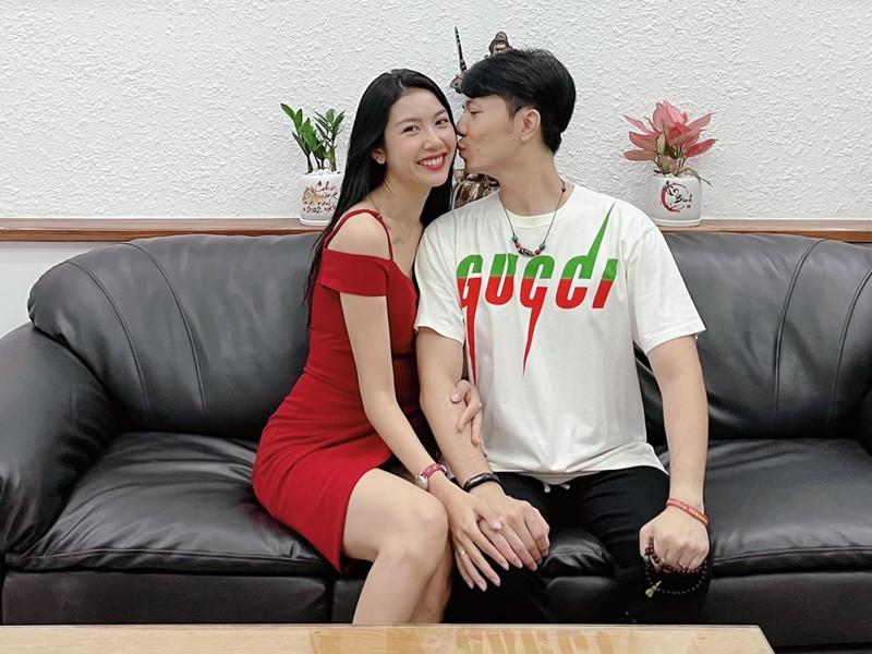 Ông xã của Thúy Vân là doanh nhân Nhật Vũ. Anh không chỉ điển trai, giàu có mà còn có gia thế khủng. Nàng á hậu từng chia sẻ hình ảnh vợ chồng cô cùng các thành viên trong gia đình đi thăm các con đường mang tên các danh nhân kèm dòng chú thích: “Đó là các con đường mang tên ông sơ Cao Xuân Dục, ông cố Hoàng Tăng Bí và ông ngoại Hoàng Minh Giám".