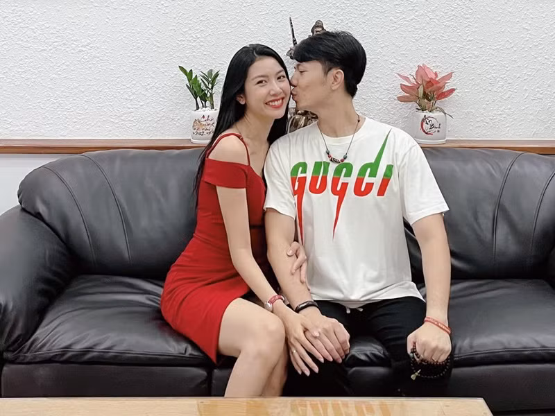 Ông xã của Thúy Vân là doanh nhân Nhật Vũ. Anh không chỉ điển trai, giàu có mà còn có gia thế khủng. Nàng á hậu từng chia sẻ hình ảnh vợ chồng cô cùng các thành viên trong gia đình đi thăm các con đường mang tên các danh nhân kèm dòng chú thích: “Đó là các con đường mang tên ông sơ Cao Xuân Dục, ông cố Hoàng Tăng Bí và ông ngoại Hoàng Minh Giám".