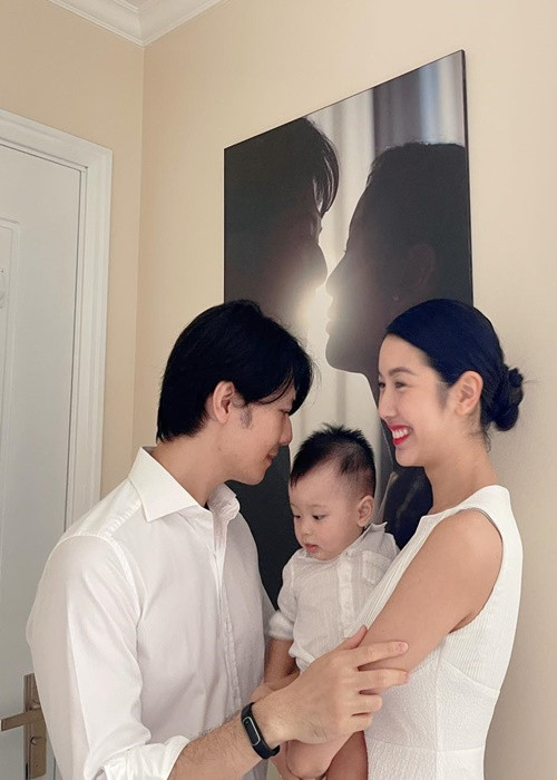 "Nếu em thuận tay trái, thì mẹ sẽ sẽ rất vui vì em giống mẹ và sẽ tạo điều kiện để em phát triển tự nhiên một cách tốt nhất", nàng á hậu chia sẻ.