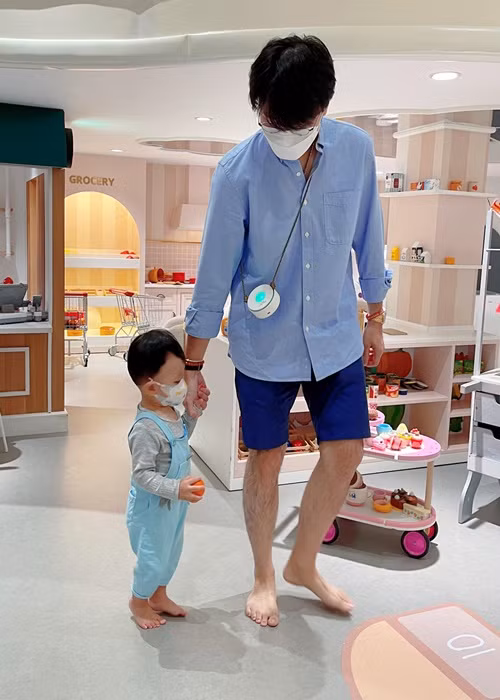 Theo Thúy Vân, ông xã của cô chăm con giỏi hơn cả vợ.