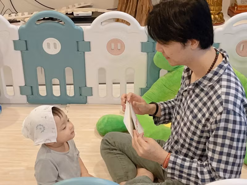 Đối với việc chăm con, vợ chồng Thúy Vân đều biết cách chăm con.