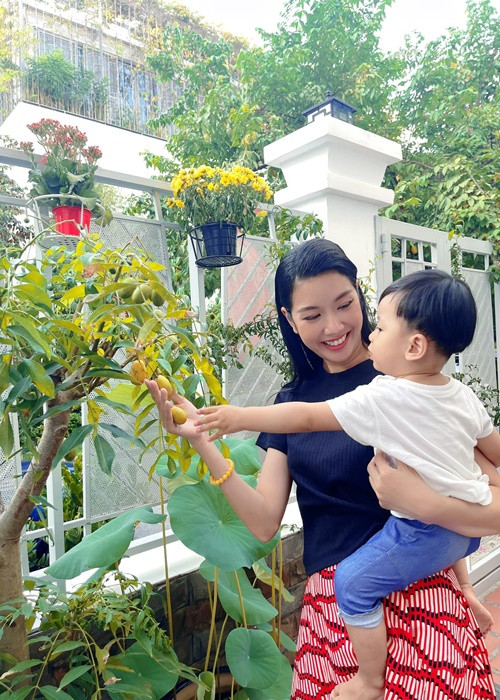 Cách đây không lâu, Thúy Vân khoe con trai cũng thuận tay trái.