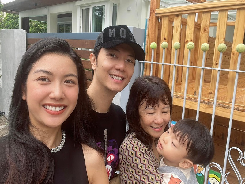 Thúy Vân từng khoe, ngày cô mang bầu, mẹ chồng cô hay nấu những món ăn ngon, hỏi han, mua tặng những món cô thích hay cần thiết. Mẹ chồng của Thúy Vân còn giúp và chỉ dạy nàng á hậu rất nhiều để nuôi dạy bé Nhật Tôn.