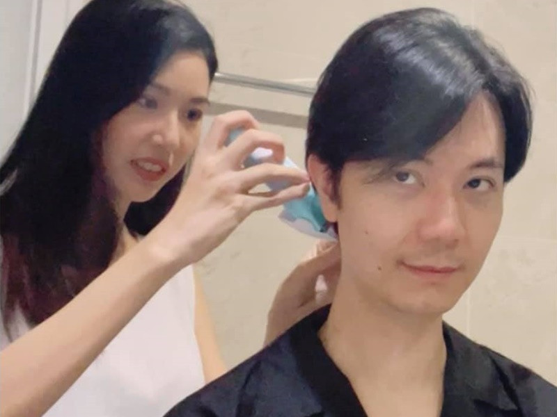 Nàng á hậu làm vợ hiền, dâu đảm. Cô tự tay nấu ăn cho chồng con, thậm chí cắt tóc cho chồng.