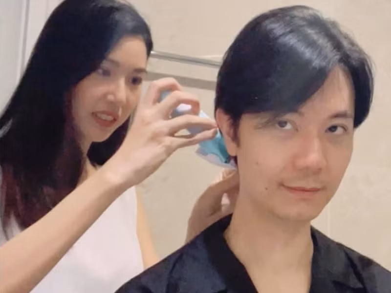 Nàng á hậu làm vợ hiền, dâu đảm. Cô tự tay nấu ăn cho chồng con, thậm chí cắt tóc cho chồng.