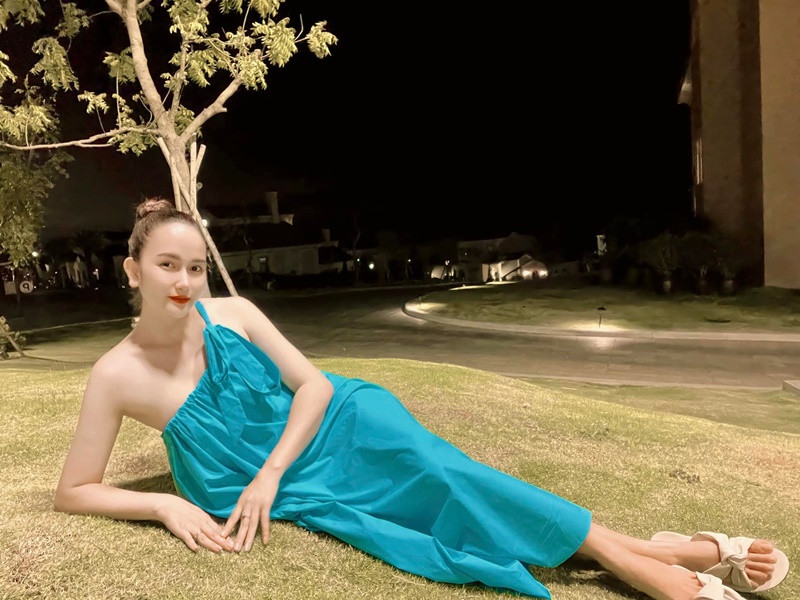 Khánh Đơn rất chiều vợ con. Nam ca sĩ không ngại nấu ăn, dọn dẹp, gội đầu cho Huỳnh Như, phụ vợ chăm sóc và chơi với con.