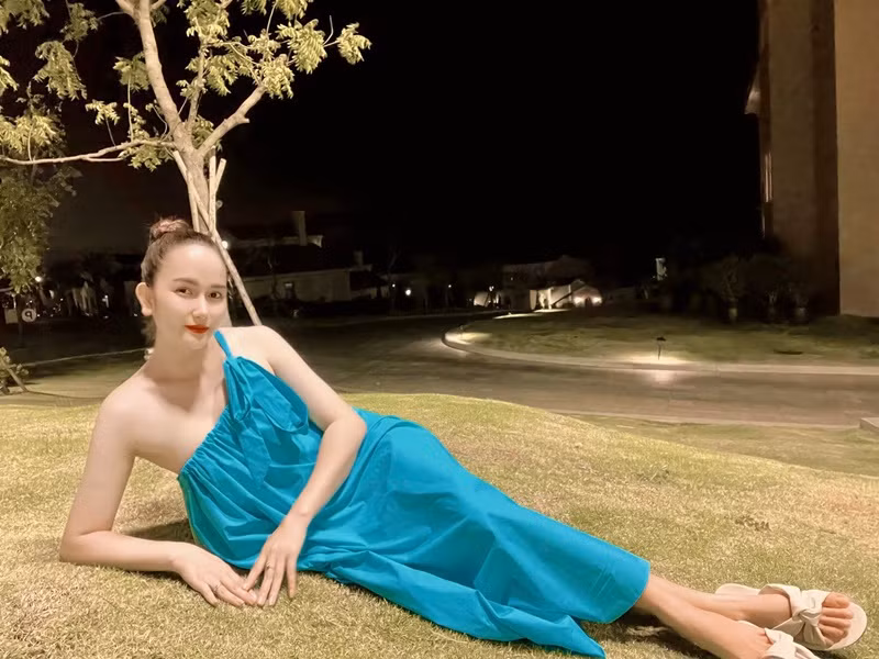 Khánh Đơn rất chiều vợ con. Nam ca sĩ không ngại nấu ăn, dọn dẹp, gội đầu cho Huỳnh Như, phụ vợ chăm sóc và chơi với con.