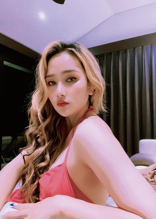 Bà xã của Khánh Đơn sinh năm 1995, kém nam ca sĩ 8 tuổi, là hot girl nóng bỏng.