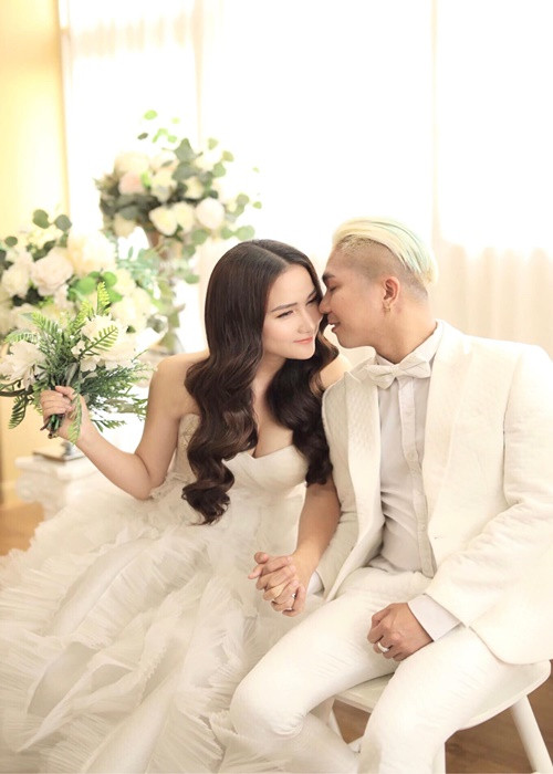 Khi tổ chức đám cưới, Khánh Đơn đặt may cho Huỳnh Như đến 3 chiếc váy cưới.