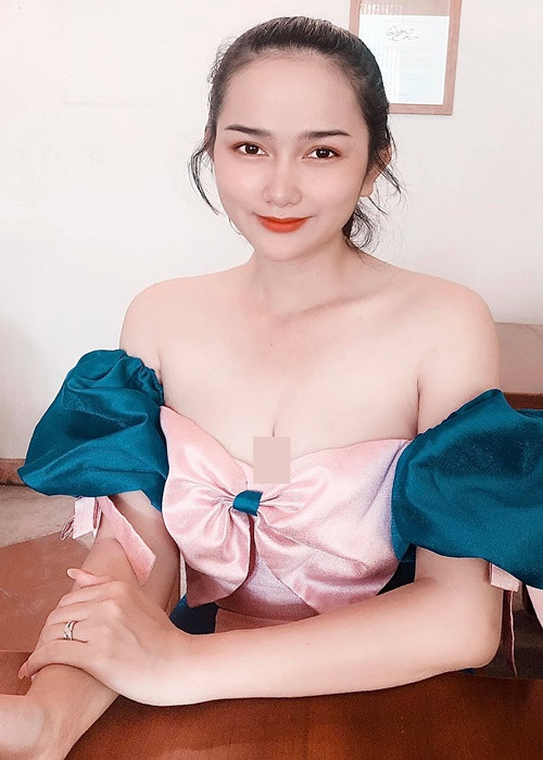 Bà xã kém 8 tuổi của Khánh Đơn đẹp hút mắt với vòng một căng đầy.