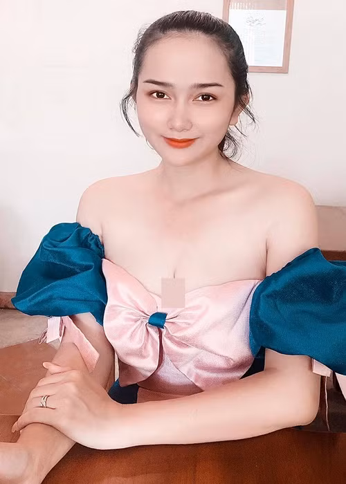 Bà xã kém 8 tuổi của Khánh Đơn đẹp hút mắt với vòng một căng đầy.