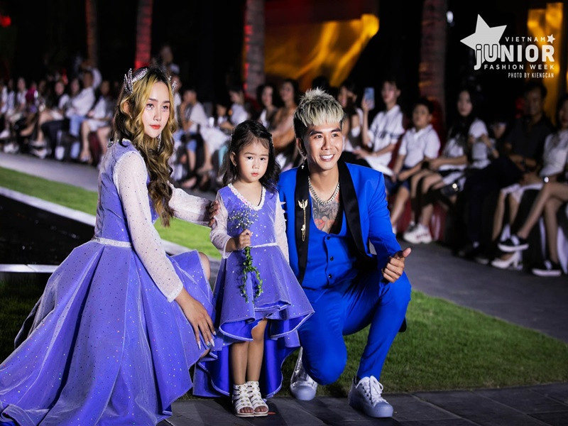Vợ chồng Khánh Đơn cùng con gái diễn thời trang.