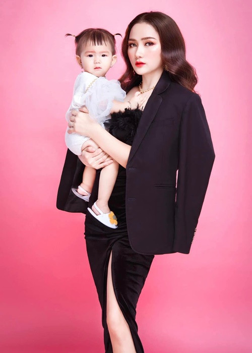 Con gái của Khánh Đơn và Huỳnh Như ngày càng xinh xắn.