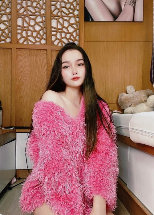 Huỳnh Như ngày càng ăn mặc gợi cảm sau khi sinh con gái đầu lòng hồi tháng 9/2019.