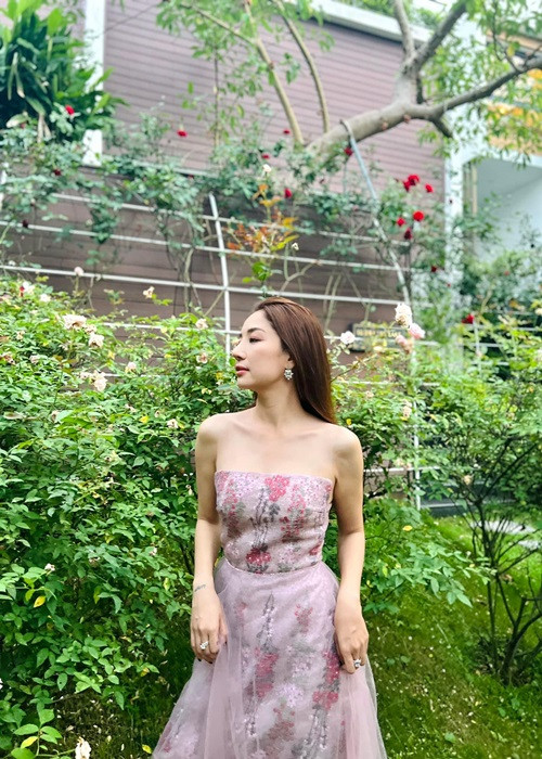 Minh Khuê chia sẻ về vai diễn trong phim mới: “Tôi đã từng nghĩ sẽ từ bỏ nghệ thuật nhưng ngọn lửa đam mê và cái duyên với nghề quá lớn khiến tôi muốn quay trở lại. Vì vậy lần này Khuê mong muốn sẽ tạo được dấu ấn sâu đậm hơn trong lòng khán giả, một vai diễn có thể thay thế được cái bóng Hương trong Cô gái xấu xí của 15 năm trước".