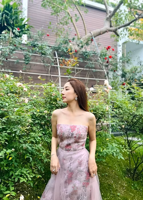 Minh Khuê chia sẻ về vai diễn trong phim mới: “Tôi đã từng nghĩ sẽ từ bỏ nghệ thuật nhưng ngọn lửa đam mê và cái duyên với nghề quá lớn khiến tôi muốn quay trở lại. Vì vậy lần này Khuê mong muốn sẽ tạo được dấu ấn sâu đậm hơn trong lòng khán giả, một vai diễn có thể thay thế được cái bóng Hương trong Cô gái xấu xí của 15 năm trước".