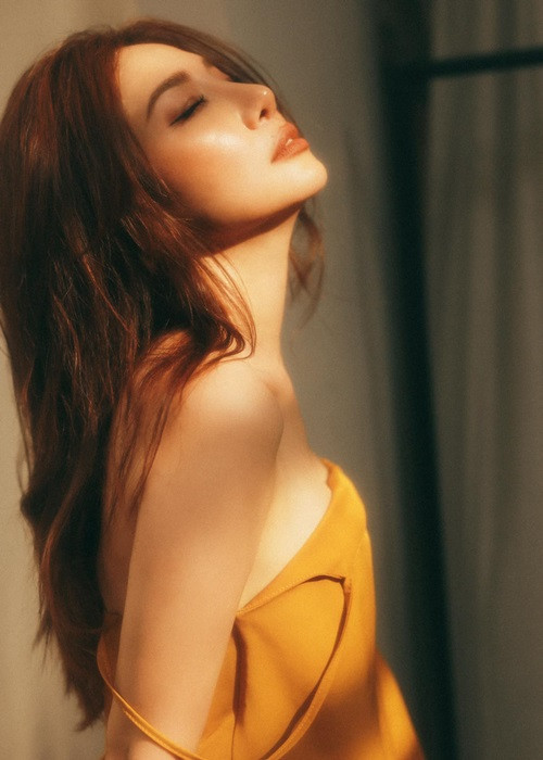 "Tôi từng không thích chụp ảnh gợi cảm. Tuy nhiên, khi bước qua tuổi 33, tôi cảm thấy nếu như không lưu giữ những nét đẹp của cơ thể thì sau này con cháu có hỏi ngày xưa bà ra sao thì tôi lấy cái gì để khoe. Tôi chủ động chọn ê-kíp để lưu giữ thanh xuân của mình. Hình ảnh được thực hiện đúng ý tôi chứ không được đi quá giới hạn nhằm tránh phản cảm, lộ liễu", Minh Khuê chia sẻ trên Dân Việt.