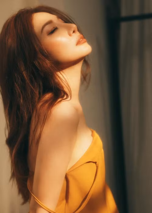 "Tôi từng không thích chụp ảnh gợi cảm. Tuy nhiên, khi bước qua tuổi 33, tôi cảm thấy nếu như không lưu giữ những nét đẹp của cơ thể thì sau này con cháu có hỏi ngày xưa bà ra sao thì tôi lấy cái gì để khoe. Tôi chủ động chọn ê-kíp để lưu giữ thanh xuân của mình. Hình ảnh được thực hiện đúng ý tôi chứ không được đi quá giới hạn nhằm tránh phản cảm, lộ liễu", Minh Khuê chia sẻ trên Dân Việt.