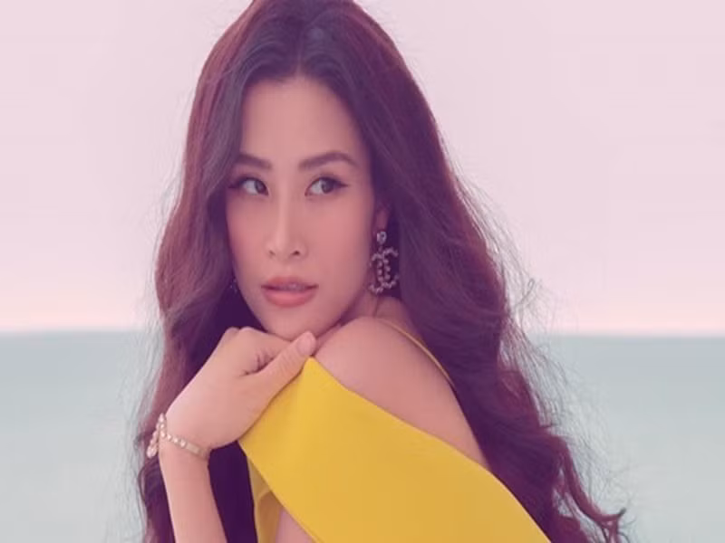 Tháng 5/2022 sau khi ê-kíp bị một fan ruột tên N.M.H tố “cướp” kênh Youtube, Đông Nhi lên tiếng phủ nhận lời tố. Nữ ca sĩ cho rằng công ty chưa bao giờ nhờ vả N.M.H giúp xây dựng, tất cả đều là tự nguyện. Ngoài ra, Đông Nhi bày tỏ, cô sợ hãi, cảm thấy không được tôn trọng trước hành động công kích ê-kíp của “một vài thành phần xấu” trong fanclub. Ảnh: FBNV