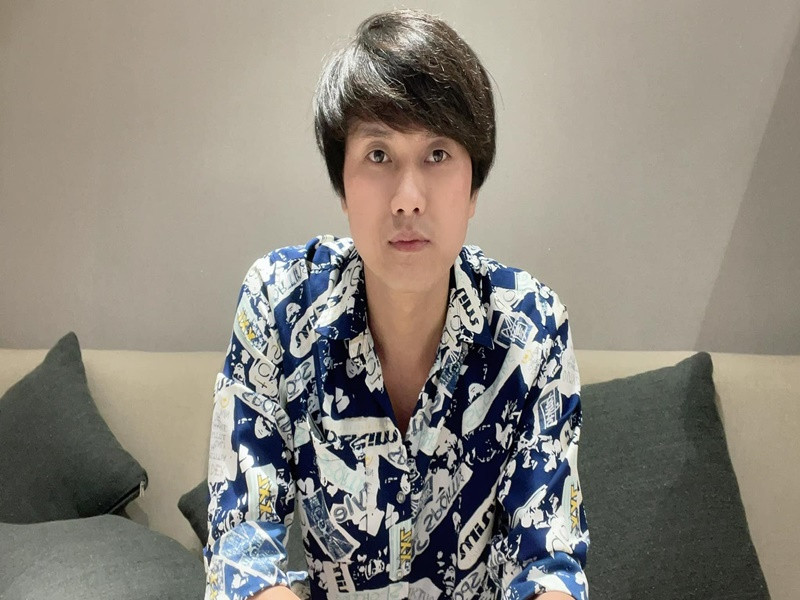 Giữa ồn ào, Quách Ngọc Tuyên lên tiếng. Nam diễn viên cho hay: “Vài ngày trước Tuyên vô tình thấy trường hợp của một bé cần phẫu thuật gấp, do vội vàng chỉ nghĩ đến việc cứu bé nên Tuyên đã chỉ gọi điện xác minh qua số điện thoại rồi xin được chia sẻ bài. Sau khi tìm hiểu kỹ Tuyên biết rõ mọi chuyện thì lời khẩn cầu này có vấn đề không hay, họ muốn trục lợi”. Quách Ngọc Tuyên cũng xin lỗi và nhận lỗi về mình. Sau đó, nam diễn viên bị phạt 7,5 triệu đồng vì vụ kêu gọi từ thiện "ảo". Ảnh: FBNV