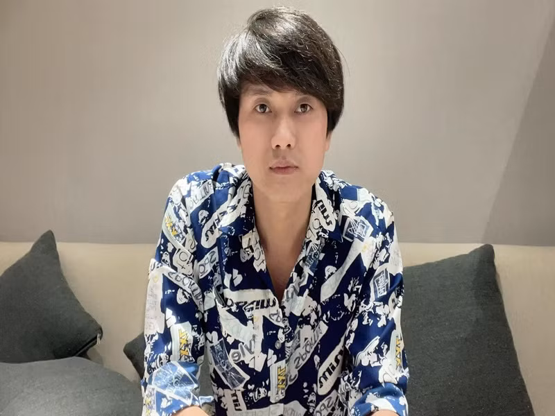 Giữa ồn ào, Quách Ngọc Tuyên lên tiếng. Nam diễn viên cho hay: “Vài ngày trước Tuyên vô tình thấy trường hợp của một bé cần phẫu thuật gấp, do vội vàng chỉ nghĩ đến việc cứu bé nên Tuyên đã chỉ gọi điện xác minh qua số điện thoại rồi xin được chia sẻ bài. Sau khi tìm hiểu kỹ Tuyên biết rõ mọi chuyện thì lời khẩn cầu này có vấn đề không hay, họ muốn trục lợi”. Quách Ngọc Tuyên cũng xin lỗi và nhận lỗi về mình. Sau đó, nam diễn viên bị phạt 7,5 triệu đồng vì vụ kêu gọi từ thiện "ảo". Ảnh: FBNV