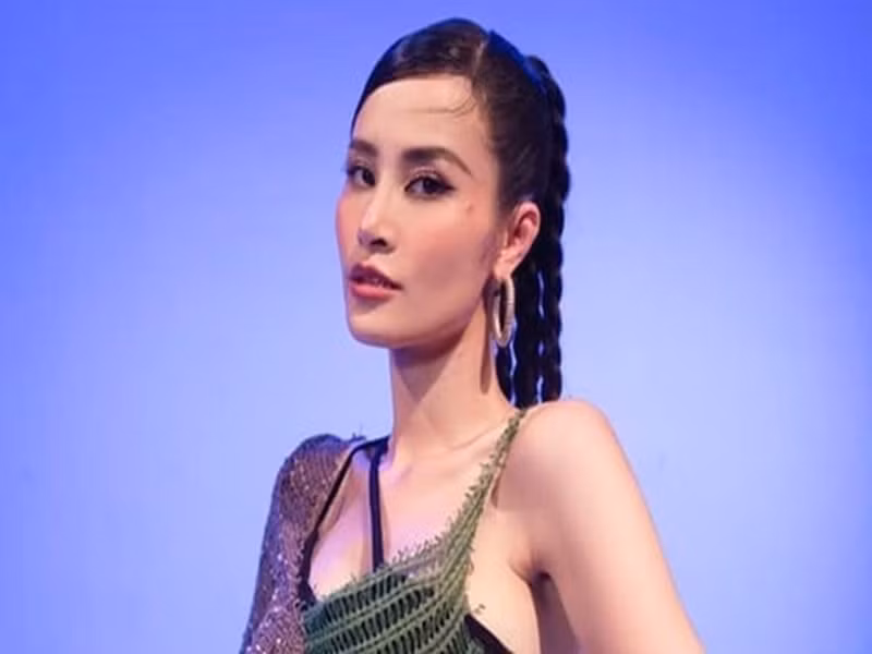 Rạng sáng 14/5, Đông Nhi viết tâm thư xin lỗi khán giả, fan. Nữ ca sĩ cho biết, status trước đó được viết trong lúc cô mất bình tĩnh khiến mọi việc đi sai hướng và ảnh hưởng đến những người yêu quý mình. Đông Nhi khẳng định, cô không bao giờ quay lưng với fan. Trong sự việc lần này, cô nhận sai. Đông Nhi xin lỗi các fan ruột như N.M.H. vì những câu chữ lúc nóng vội của cô làm tổn thương đến tình cảm chân thành mà các fan dành cho cô.