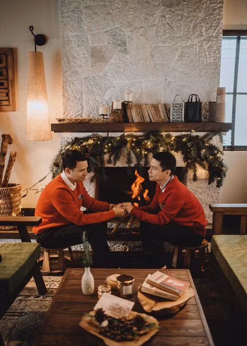 Ngay từ khi quen nhau và sống chung, Sơn Đoàn (phải) và Anh Tuấn cố gắng chia sẻ và giúp đỡ nhau trong công việc. Do chuyên làm web và đồ hoạ nên Sơn Đoàn dễ dàng hỗ trợ trong việc lên ý tưởng mẫu vải cho các bộ sưu tập mới của Anh Tuấn.