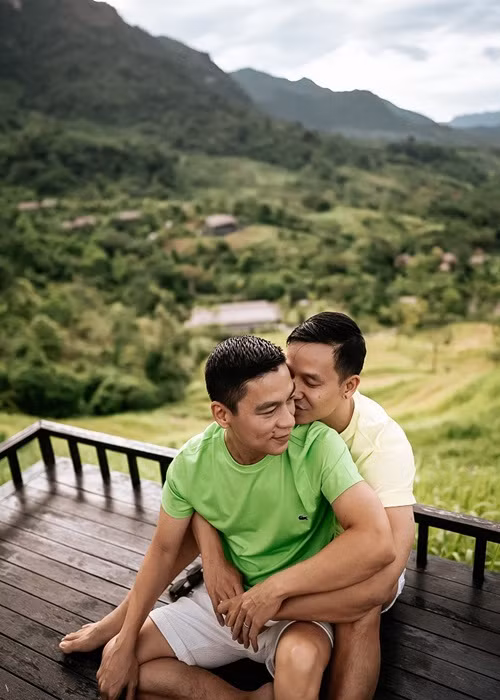 Những khoảnh khắc ngọt ngào của Sơn Đoàn và Anh Tuấn khi đi du lịch khiến nhiều người phải ghen tỵ.