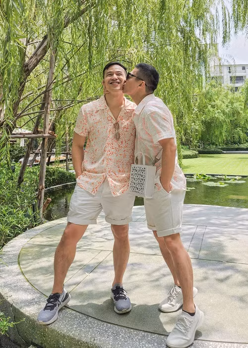 Để giữ lửa hôn nhân, Sơn Đoàn và Anh Tuấn chia sẻ trên Phụ nữ Việt Nam, cả hai luôn đối thoại rất thẳng thắn với nhau từ công việc đến tình cảm cá nhân.